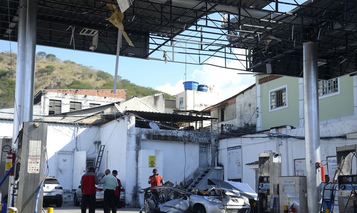 Morre motorista de carro que explodiu em posto no Rio