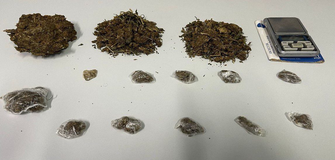 Homem é preso por comercializar drogas em campo de futebol em São Luís
