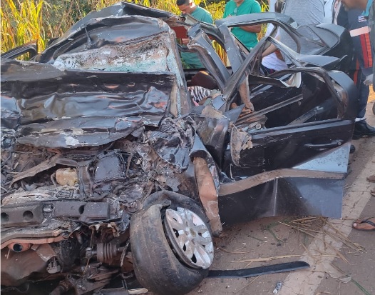 Colisão entre caminhão boiadeiro e dois carros deixa cinco pessoas mortas na&nbsp;BR-222