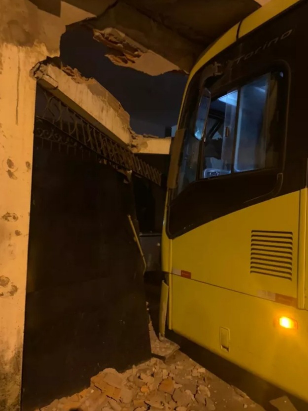 Ônibus bate na fachada de residência no bairro do&nbsp;Anil