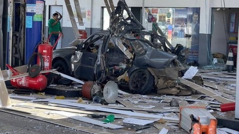 Carro explode durante abastecimento em posto de São Pedro da&nbsp;Aldeia