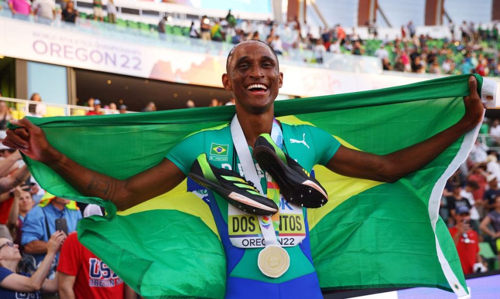 Alison dos Santos é campeão mundial nos 400 metros com&nbsp;barreiras
