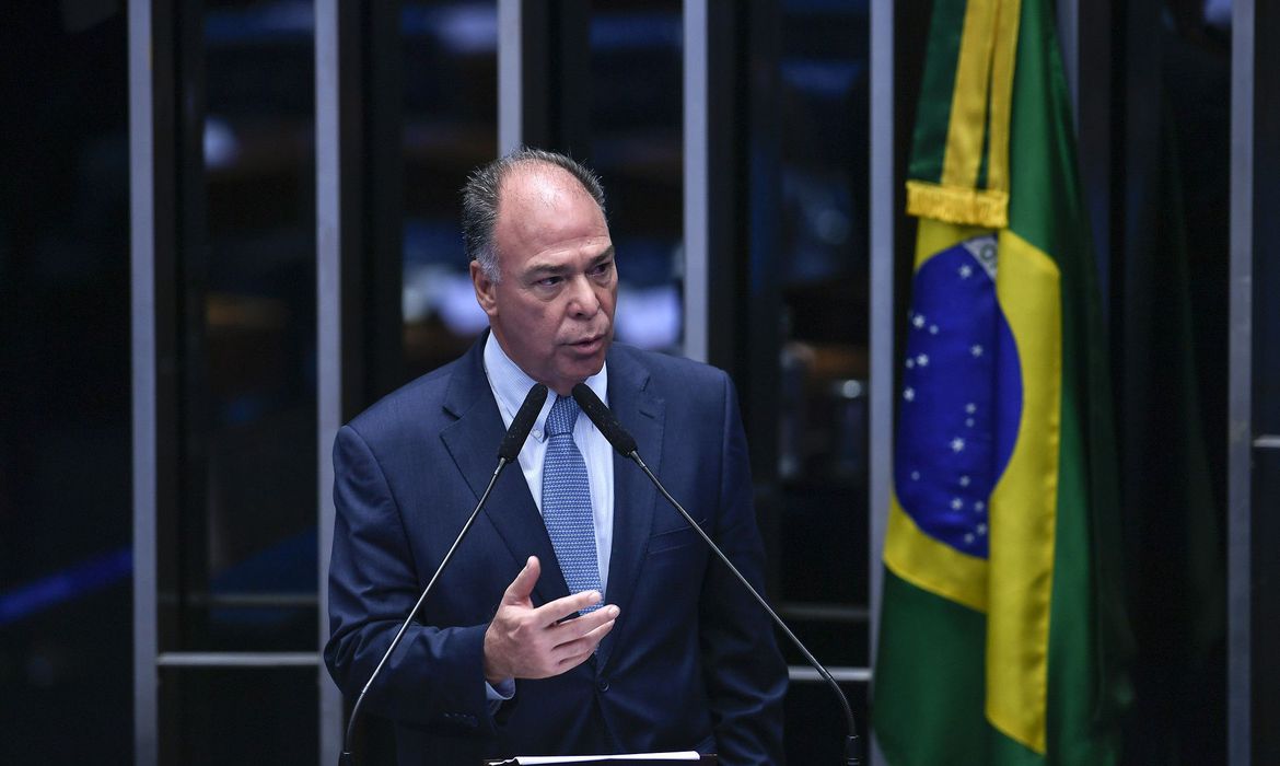 Relatório que fixa limite ao ICMS de combustíveis é lido no Senado