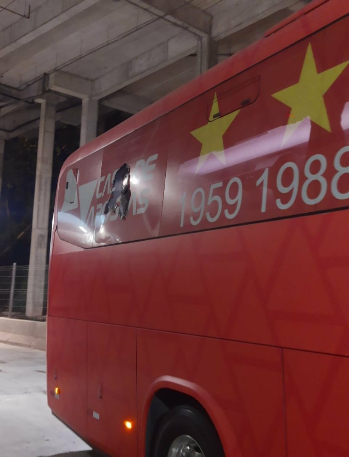 Ônibus do Bahia é atingido por bomba a caminho da Fonte&nbsp;Nova