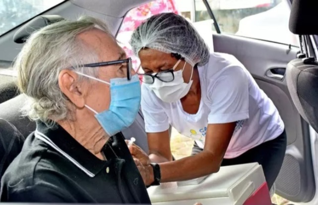 SES anuncia início da aplicação da 4ª dose da vacina contra a Covid em profissionais da saúde e  idosos a partir de 60&nbsp;anos