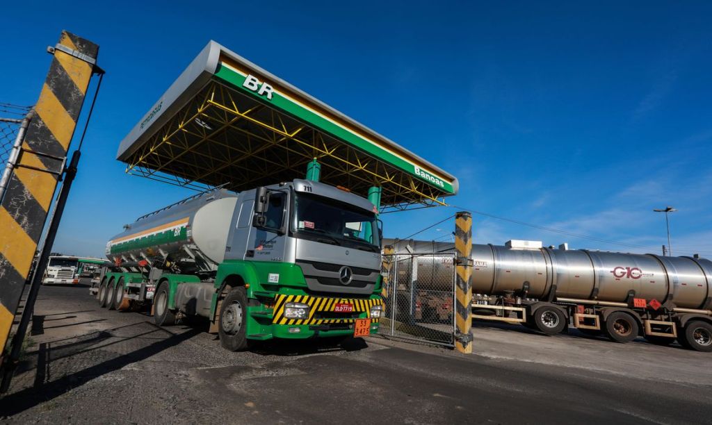 Petrobras anuncia redução de R$ 0,18 na gasolina&nbsp;para distribuidoras