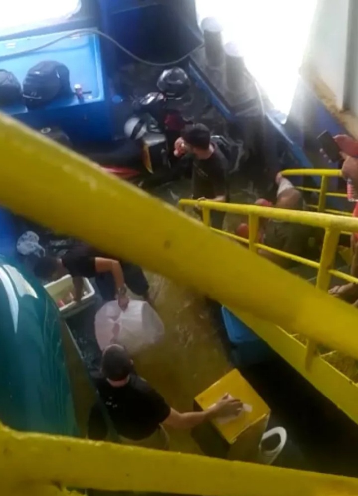 Água do mar invade ferryboat durante  travessia da Baía de São&nbsp;Marcos
