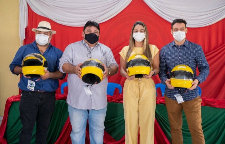 Prefeita de Pinheiro entrega capacetes para mototaxistas do&nbsp;município