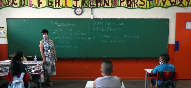 Bolsonaro anuncia reajuste de 33,24% no piso salarial dos&nbsp;professores
