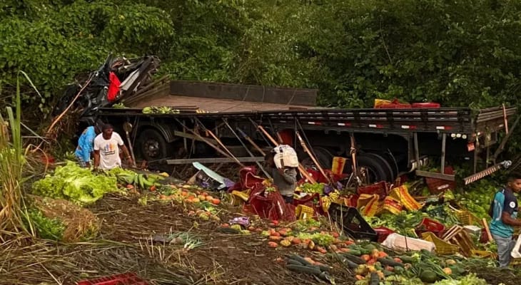 Homem morre após caminhão carregado com verduras capotar na&nbsp;BR-316