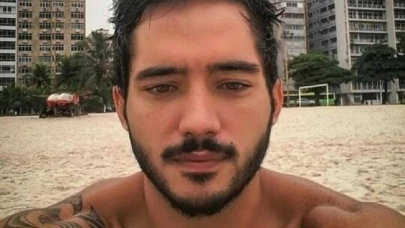 Lutador acusado de espancar enteado de 4 anos se entrega à&nbsp;polícia