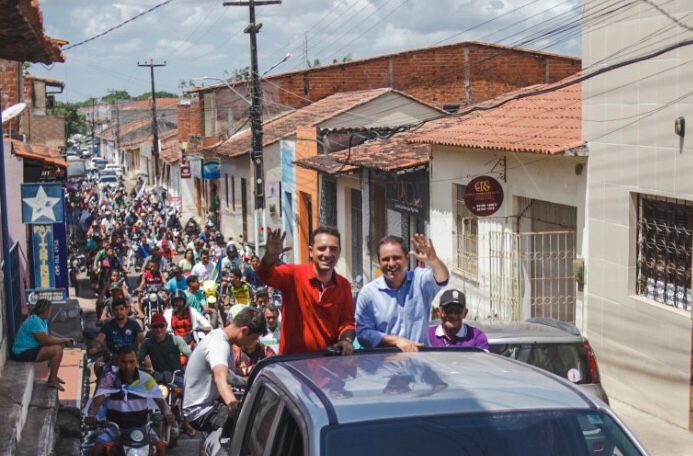 Edivaldo participa de carreatas em Arari e Vitória do Mearim, onde recebe apoio da população e&nbsp;lideranças