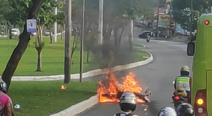 Homem tem o corpo queimado após motocicleta pegar fogo na Av. dos&nbsp;Franceses