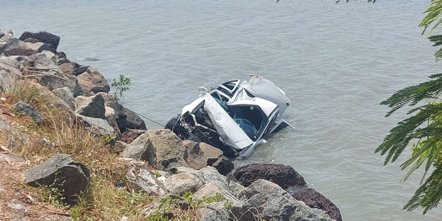 VÍDEO: Motorista perde direção de veículo que cai no Rio Anil, em São&nbsp;Luís