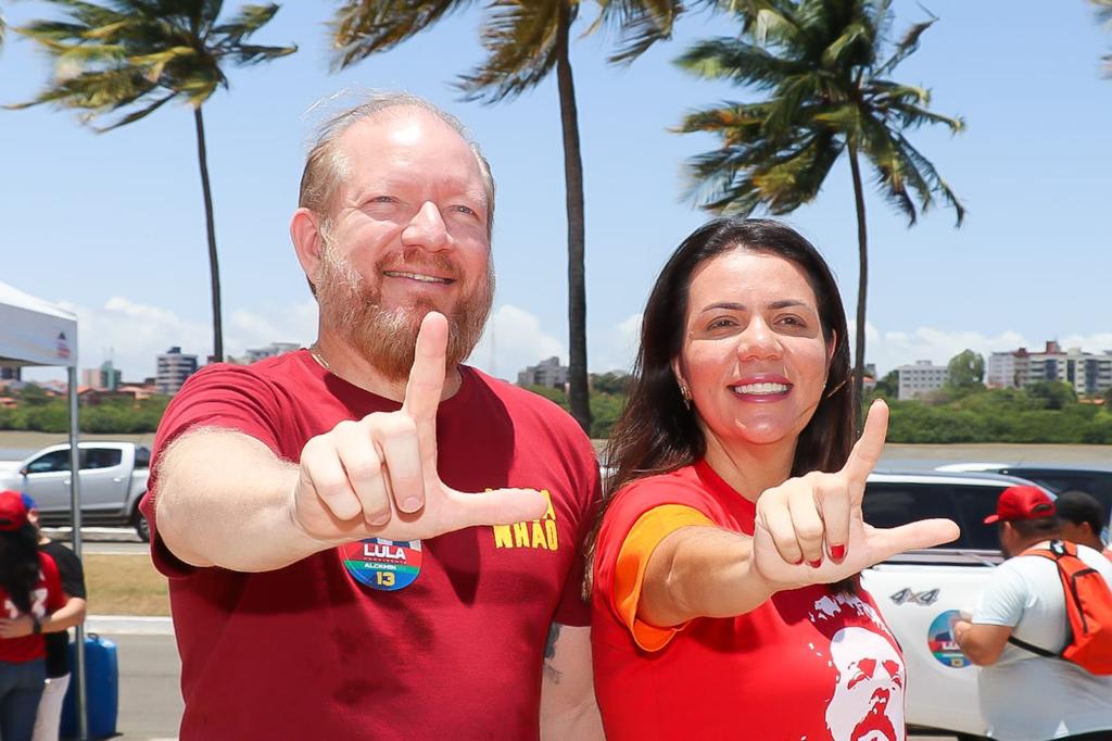 Grande adesivaço com Othelino e Flávia Alves intensifica campanha de Lula no&nbsp;Maranhão