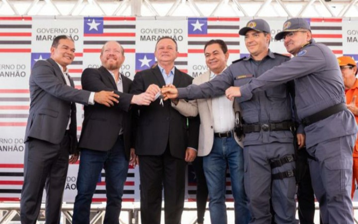 Othelino Neto destaca importância do reforço ao policiamento durante entrega de motocicletas à&nbsp;PM
