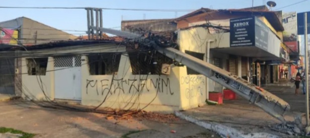 Acidente de carro provoca queda de dois postes no bairro da&nbsp;Cohab