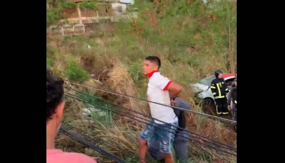 Tentativa de assalto termina com colisão de táxi em poste na Avenida dos Portugueses, em São&nbsp;Luís