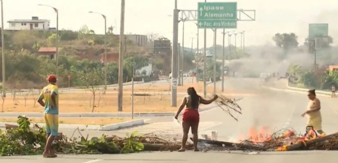 Manifestantes voltam a bloquear a Via Expressa para cobrar melhorias no&nbsp;trânsito
