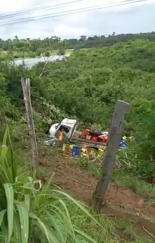 Caminhão com carga de cerveja capota e cai em ribanceira na BR-316 no&nbsp;MA