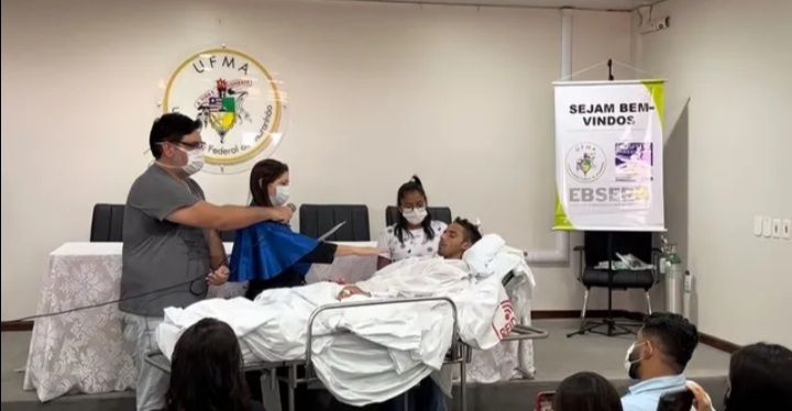 Estudante com quadro grave de saúde se forma em biologia pela UFMA e é transferido em UTI aérea para São&nbsp;Paulo