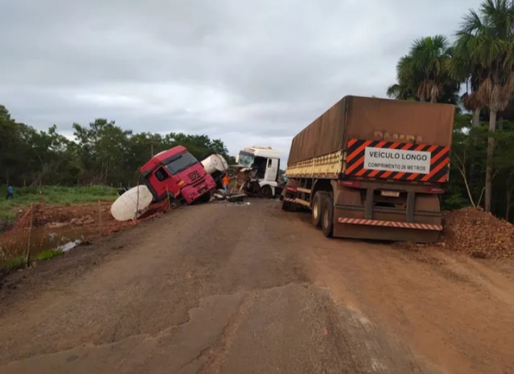 Acidente entre duas carretas interdita BR-230, no&nbsp;Maranhão