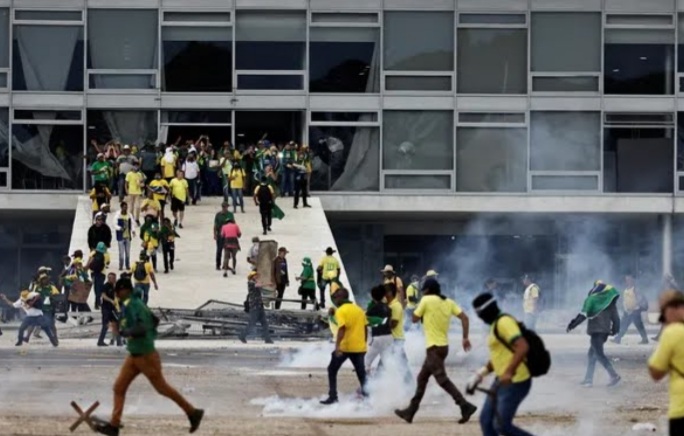 Câmara entrega à PGR notícia-crime contra&nbsp;vândalos