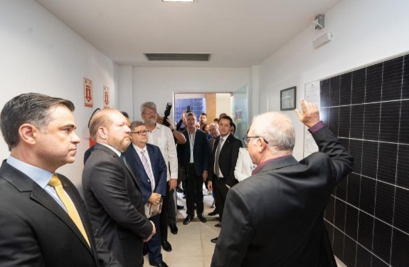 Alema inaugura maior usina de energia solar já instalada em prédio público no&nbsp;estado