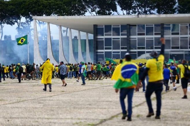 Imagens inéditas de câmeras de segurança mostram invasão do&nbsp;STF