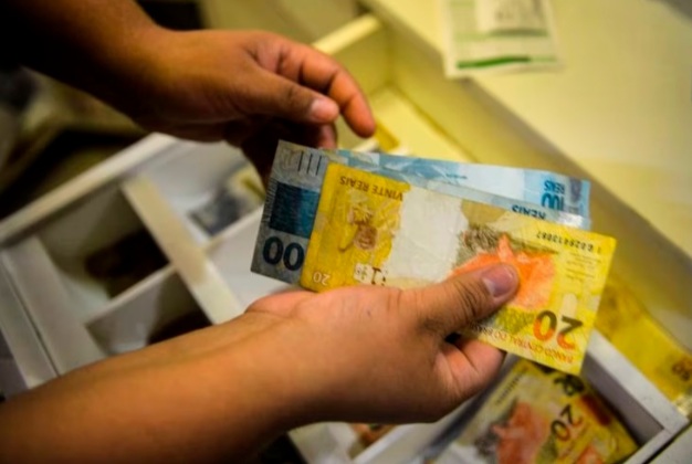 Governo Federal oferece reajuste salarial de 7,9% a&nbsp;servidores