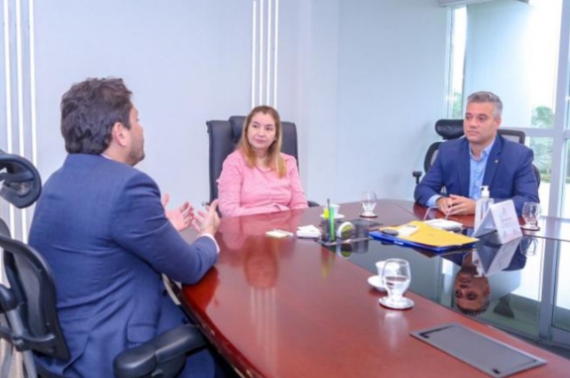 Iracema Vale discute projetos de conectividade com ministro das&nbsp;Comunicações