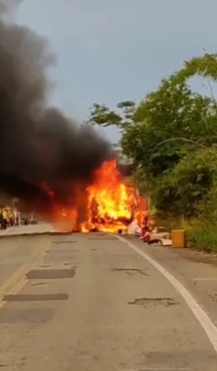 Ônibus pega fogo BR-222; uma pessoa ficou&nbsp;ferida