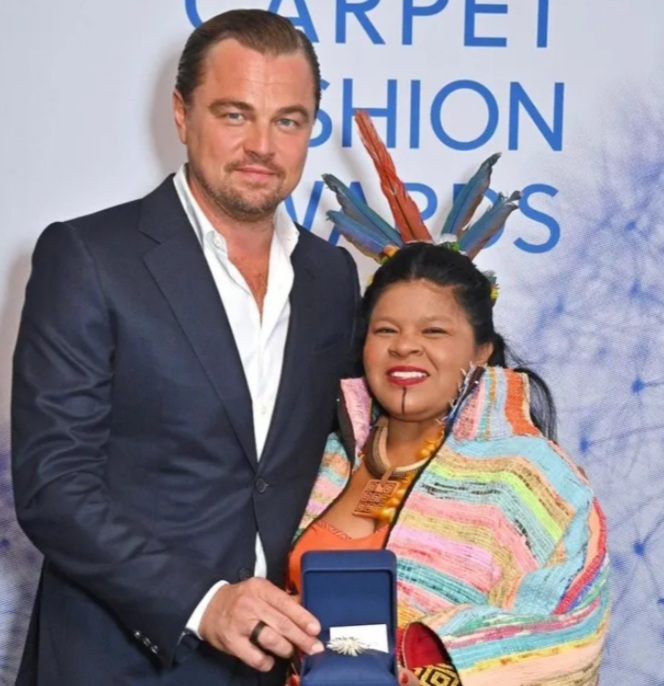 Leonardo Di Caprio entrega premiação a Sônia Guajajara por ações em defesa dos povos&nbsp;indígenas