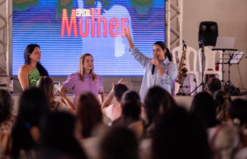 Procuradoria da Mulher da Alema apresenta cartilha sobre direitos femininos à comunidade do&nbsp;Maiobão