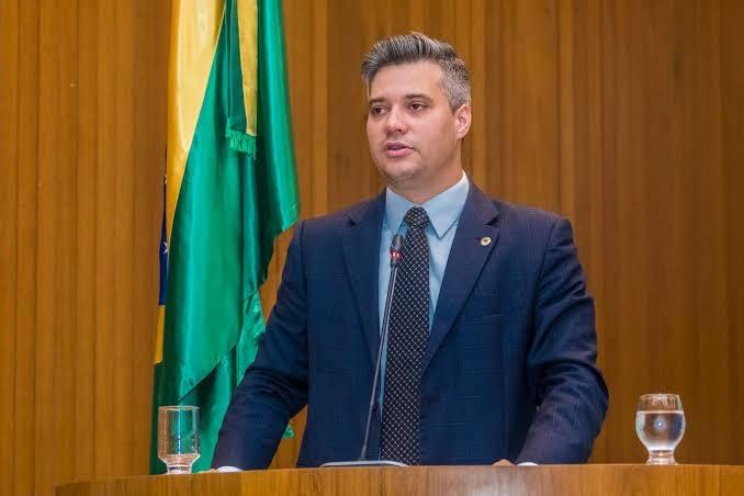 Neto Evangelista denuncia abandono de material escolar em galpão pela Prefeitura de São&nbsp;Luís
