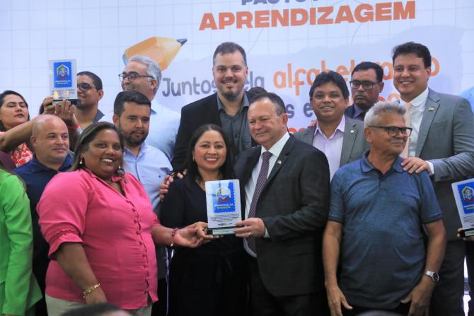 Rodrigo Lago participa de solenidade de entrega do ‘Prêmio Escola Digna’ e ‘Selo Prefeito da&nbsp;Educação’