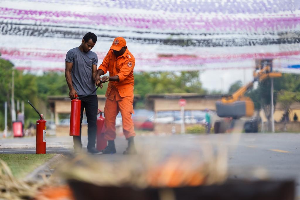 Arraial da Assembleia – Responsáveis por barracas recebem treinamento em combate a&nbsp;incêndio