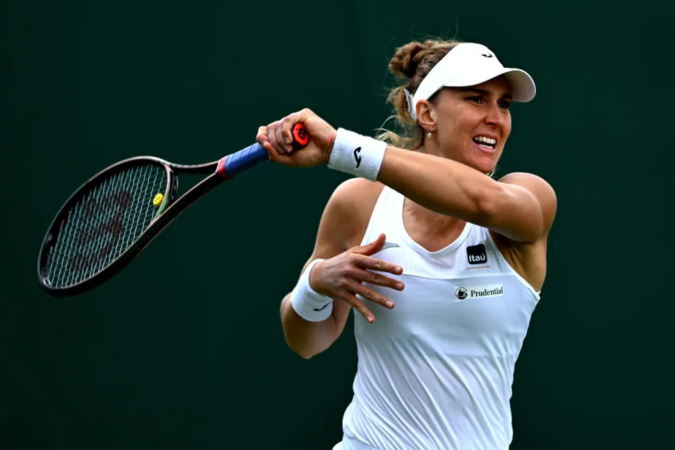 Bia Haddad supera chuva, vira sobre cazaque e avança em Wimbledon