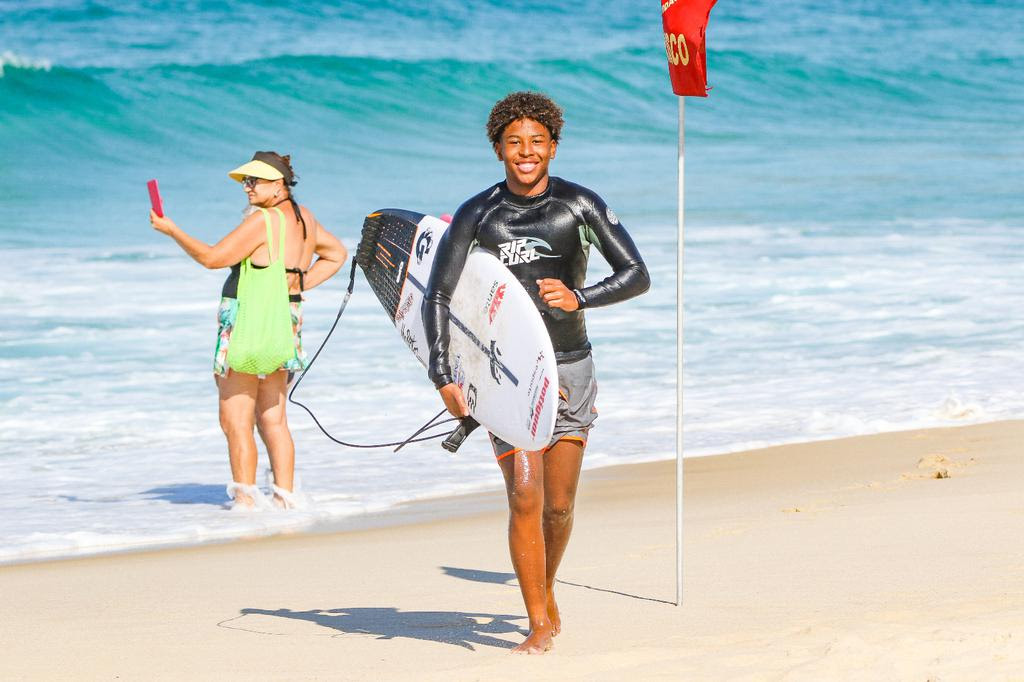 Kadu Pakinha se destaca em competições de surf no&nbsp;RJ