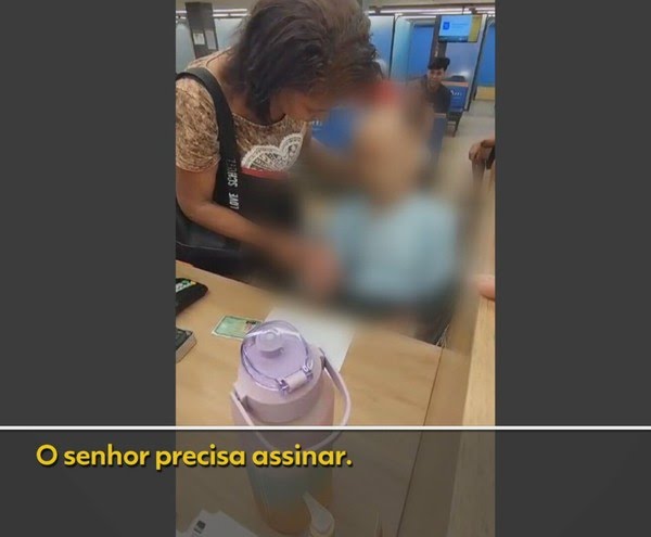 Mulher leva morto em cadeira de rodas para sacar empréstimo