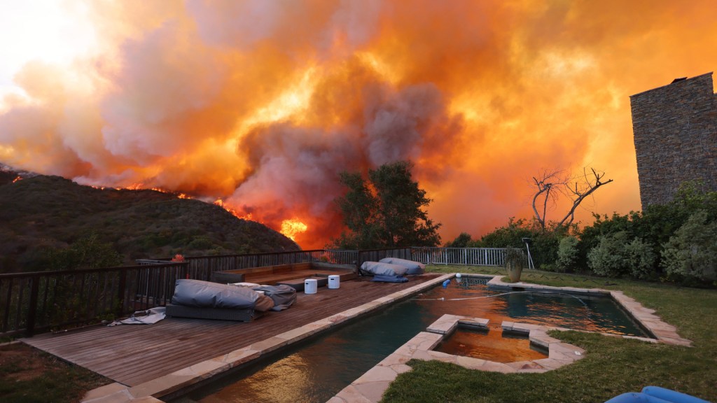 Fogo em Los Angeles já obrigou 30 mil pessoas a abandonarem suas&nbsp;casas