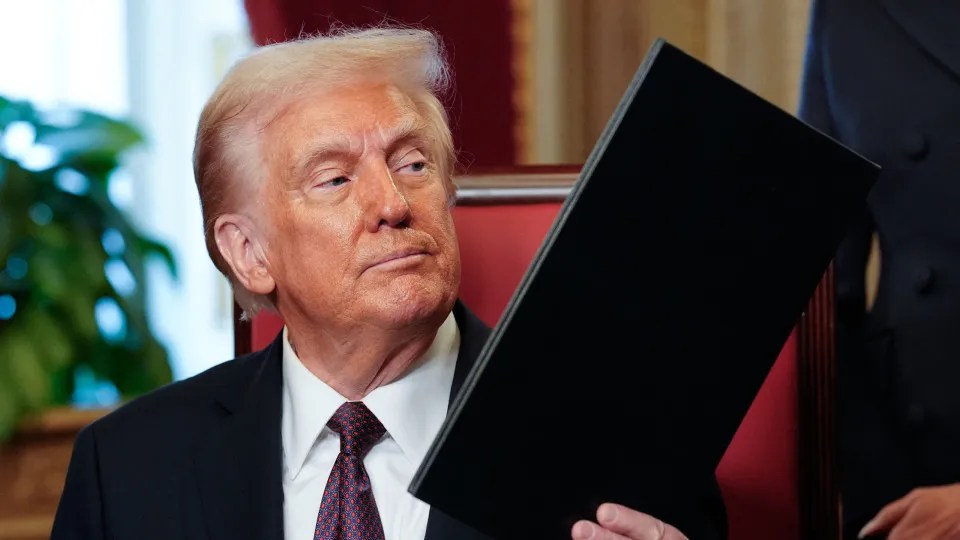 Justiça bloqueia ordem de Trump que restringe cidadania por nascimento nos&nbsp;EUA