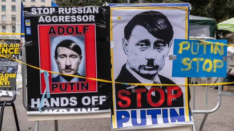 Rússia proíbe representações de Putin como Adolf&nbsp;Hitler