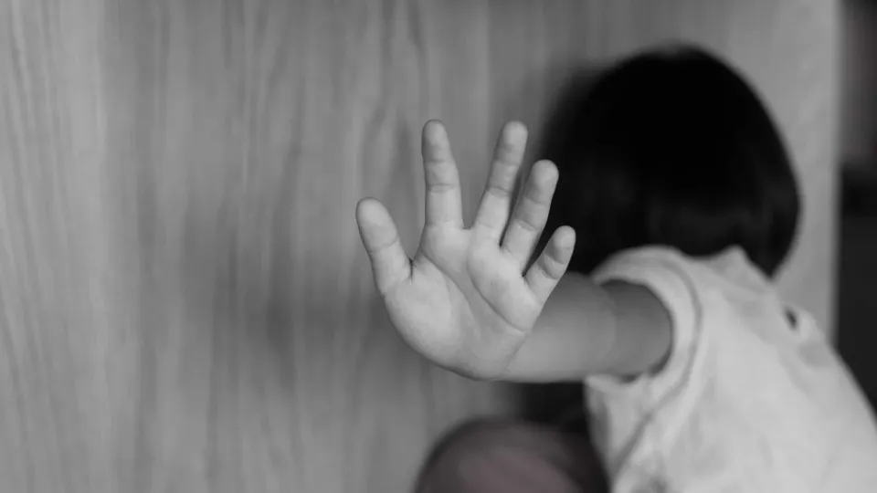 Brasil teve 67 mil casos de abuso infantil em 2024; adultização preocupa
