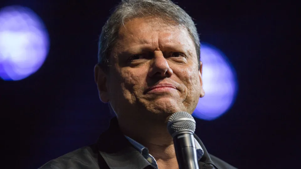 Tarcísio pede ao STF autorização para visitar Bolsonaro em prisão domiciliar