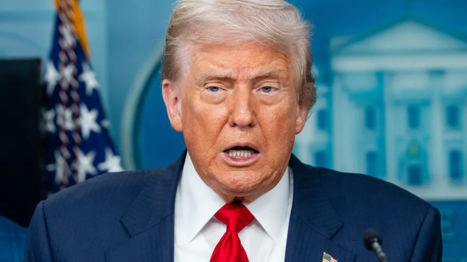 Trump diz que vai assinar ordem para acabar com votos pelo correio e urnas
