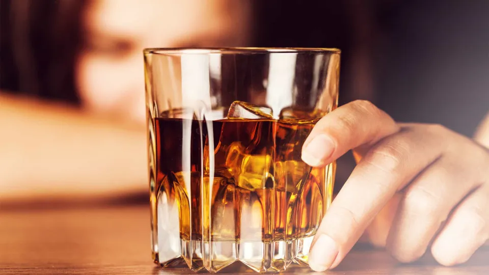 Estudo com dados de 101 países aponta danos do álcool à saúde mental