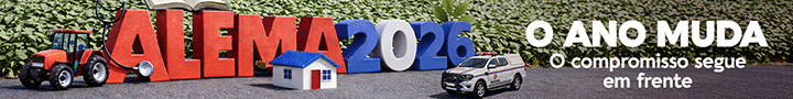 Letreiro colorido com as palavras 'ALEMA 2026', um trator, uma casa em miniatura e um carro de polícia, em um ambiente externo com vegetação ao fundo. Texto adicional: 'O ANO MUDA O compromisso segue em frente'.
