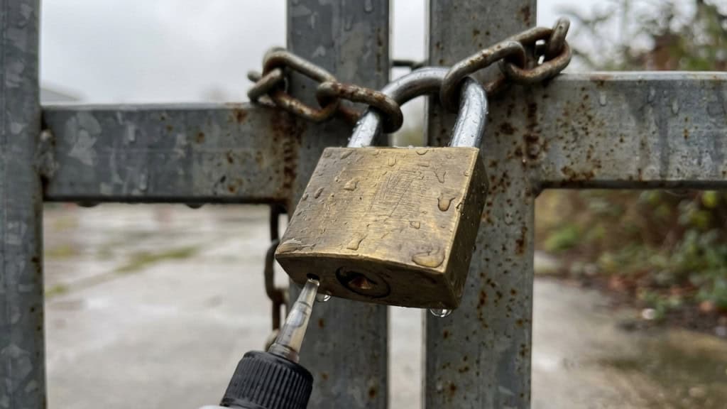 Para que serve o pequeno furo no cadeado?