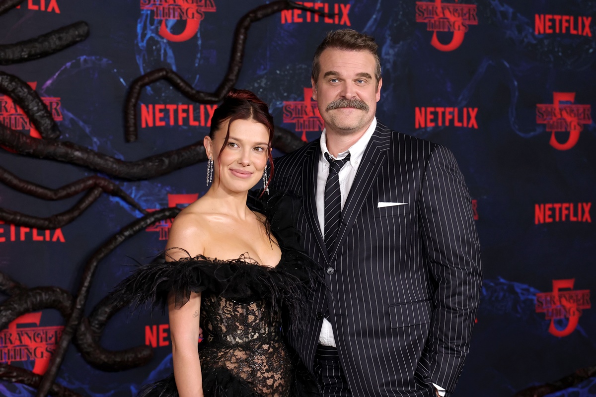 Millie Bobby Brown fará série com David Harbour após acusá-lo de abuso